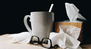 skloniji-prehladama-tokom-zime-čaj-maramice-naočare